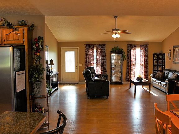 5th image of 40 Tucker Ln