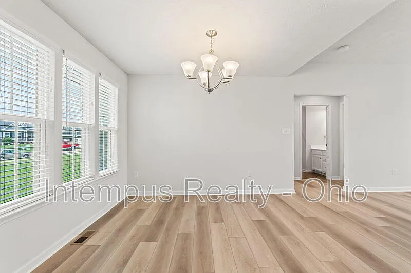 4 bed, 3.0 bath, 2696 sqft, $2,850 — Photo 2