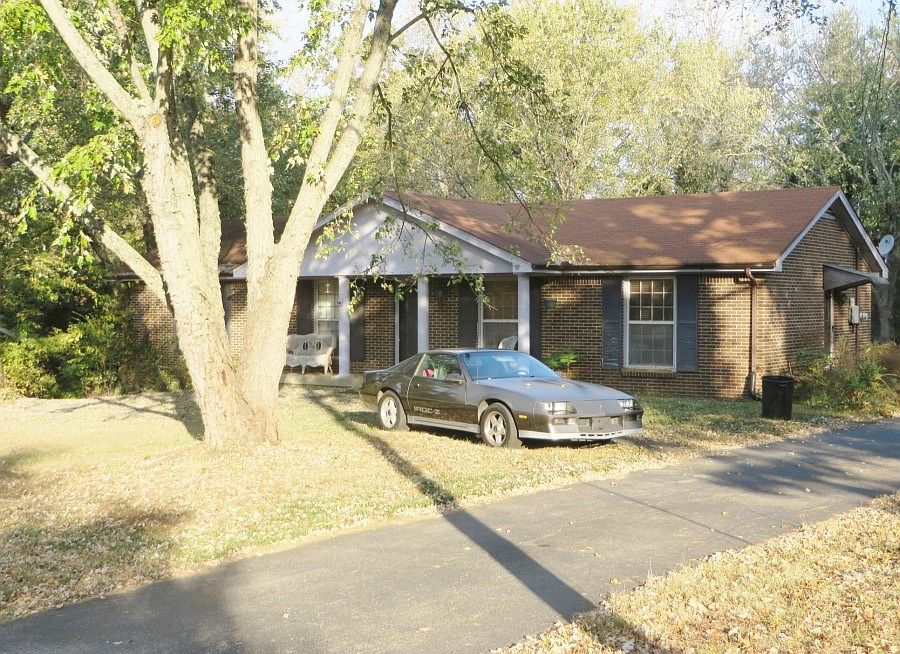 2nd image of 305 Hampshire Ct