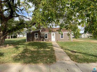 604 SW 4th St, Madison, SD 57042