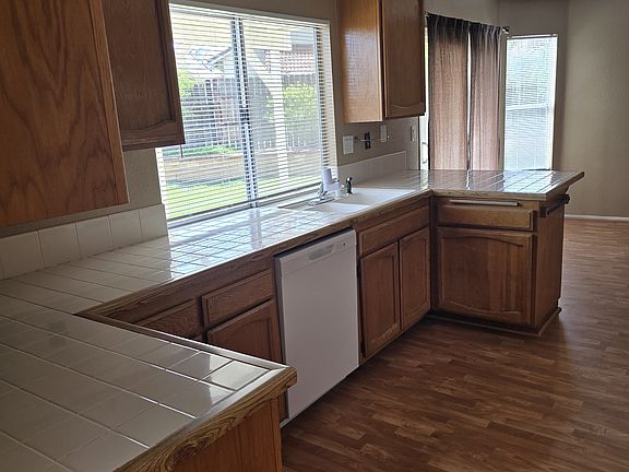 4th image of 6416 N Redwood St