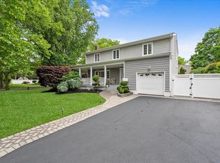 43 Clafford Ln, Melville, NY 11747