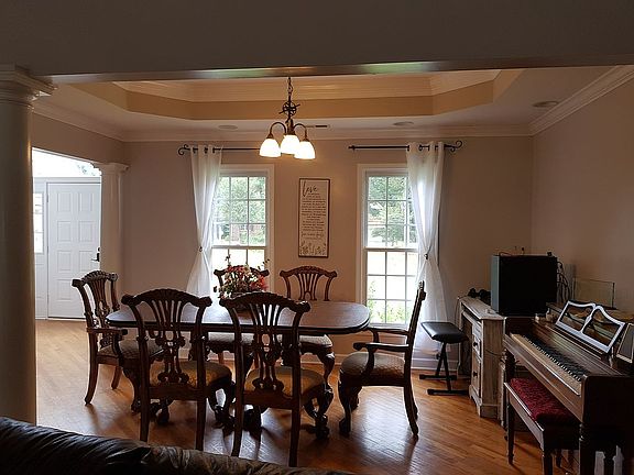 3rd image of 108 Tall Oak Dr