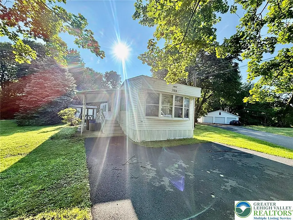 1402 Main St