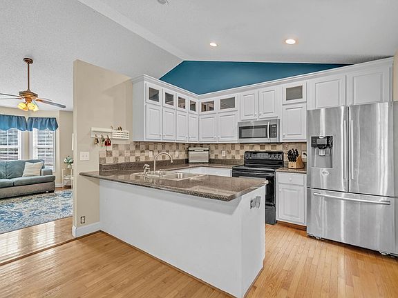 3rd image of 24 Greatwood Dr