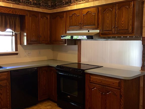 Spacious kitchen with bar 