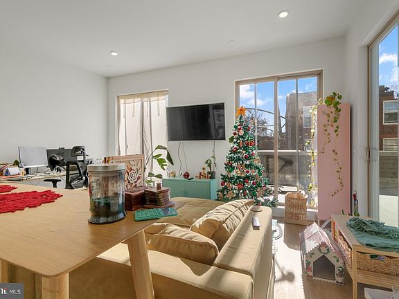 5th image of 630 Federal St #206