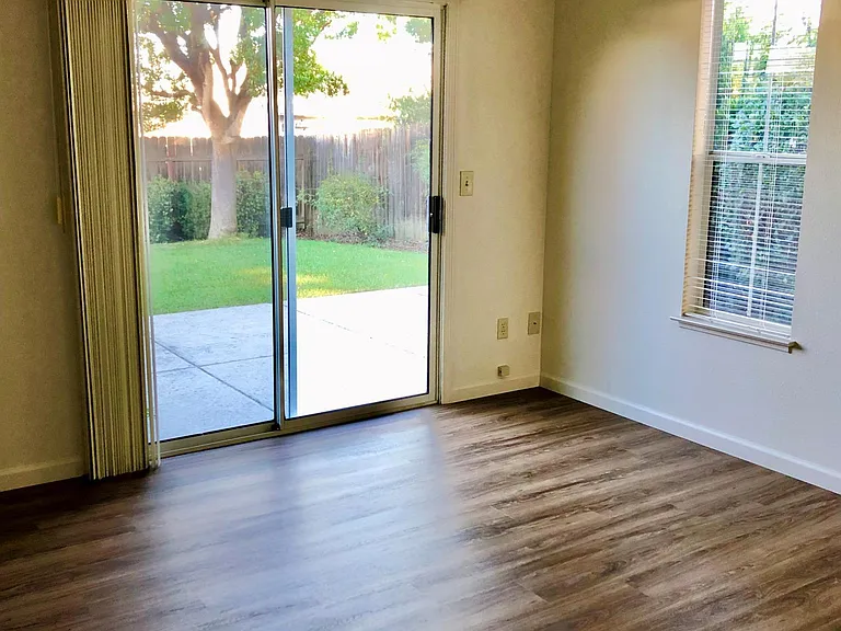 842 E Dana St — Photo 8