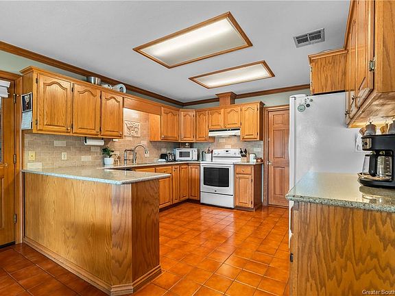 3rd image of 1027 N Tamela Dr