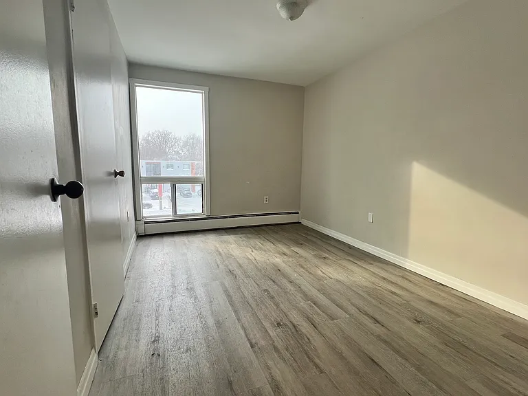 240 Commissioners Rd W #16 — Photo 2