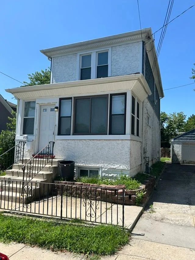 4 bed, 1184 sqft, $2,500 — Photo 1