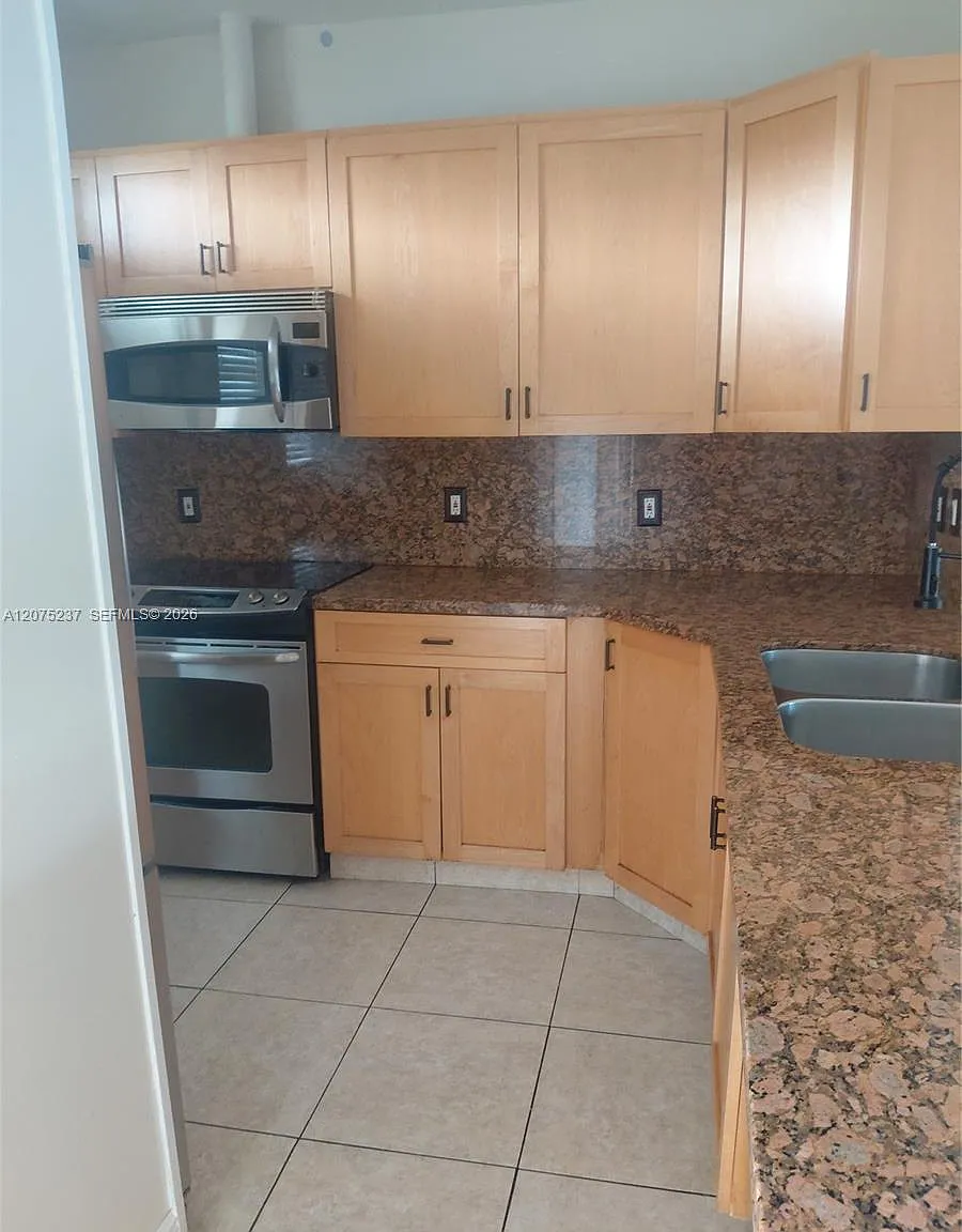 Berkeley Manor Condo — Photo 2