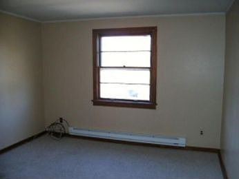 4th image of 208 1/2 E Walnut St
