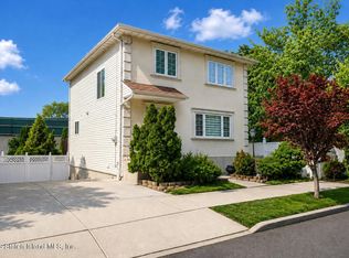 6 Raymond Pl, Staten Island, NY 10310
