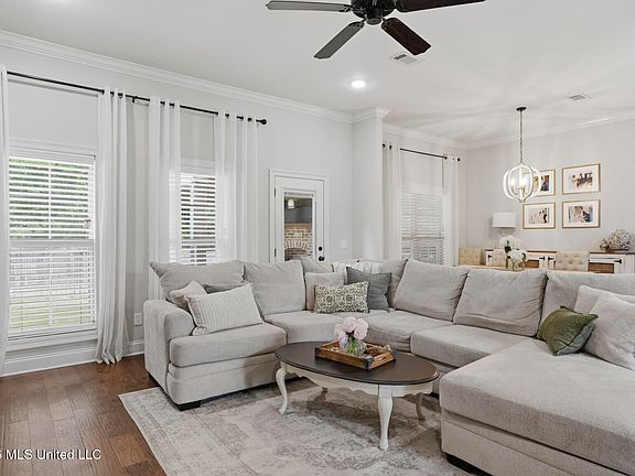 5th image of 207 Magnolia Place Cv