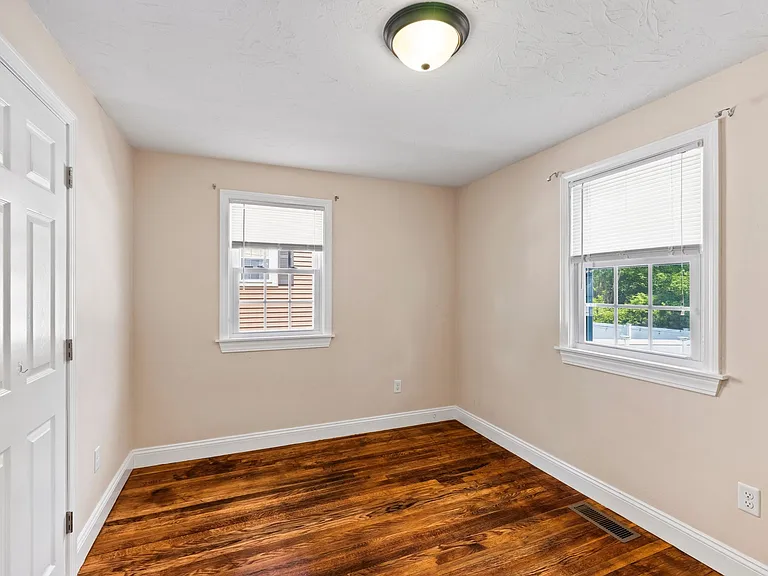Algonquin Dr — Photo 12