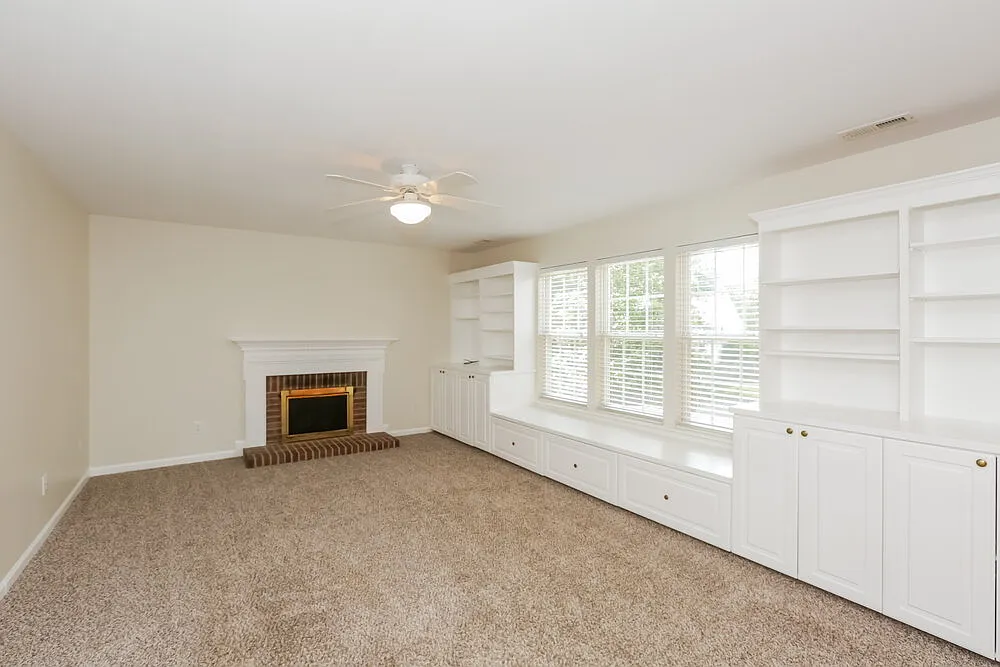 4 bed, 2.5 bath, 2024 sqft, $2,320 — Photo 4