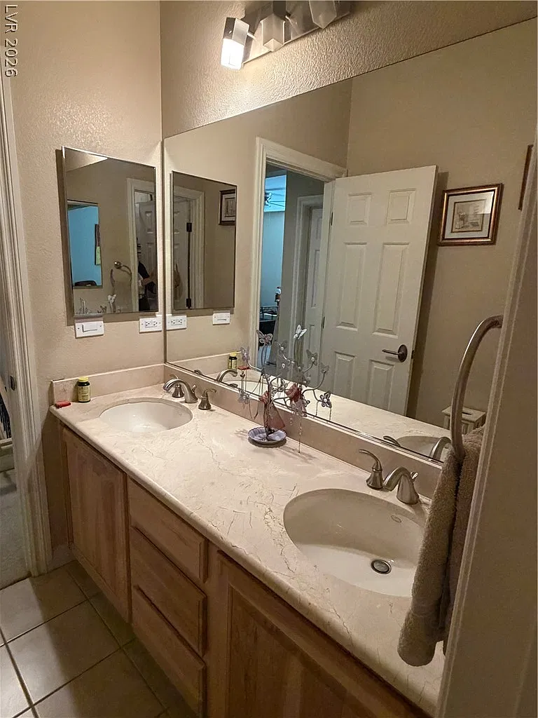 4 bed, 3.5 bath, 3968 sqft, $3,999 — Photo 4