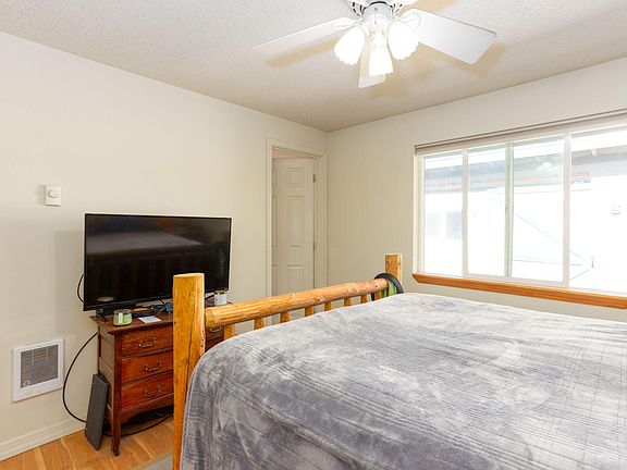 5th image of 989 NE Snowberry St
