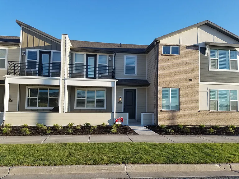 1220 W Clark Ln — Photo 1