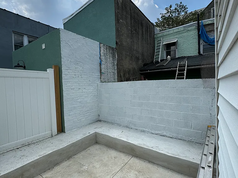 2030 Waterloo St — Photo 10