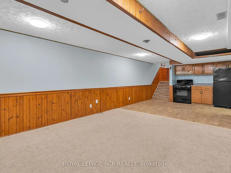 126 Nelson St E — Photo 1