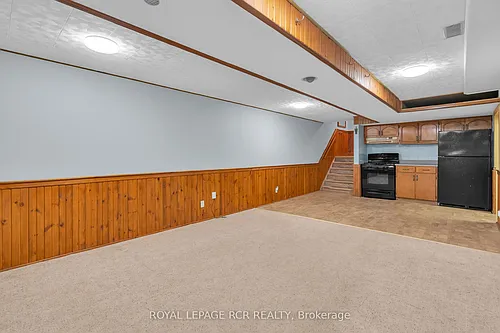 126 Nelson St E Photo 1