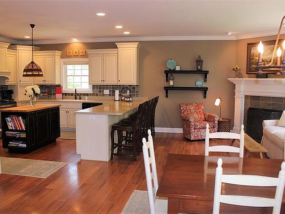 2nd image of 1372 Woodfield Dr