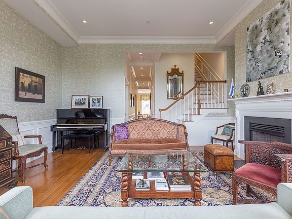 3rd image of 212 Beacon St APT 2