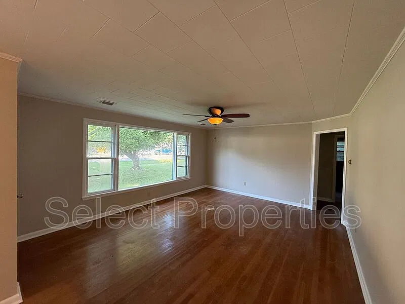 3 bed, 1.0 bath, 1200 sqft, $1,350 — Photo 3
