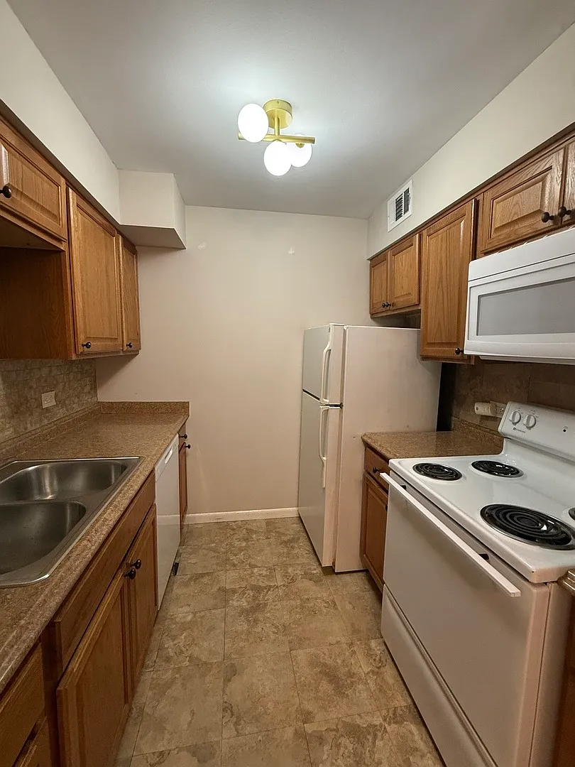 2 bed, 820 sqft, $1,750 — Photo 2
