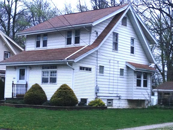 Colonial w/nice landscape