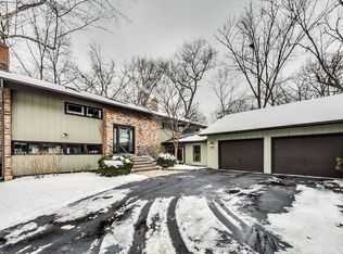 801 Hawthorne Ln, Libertyville, IL 60048