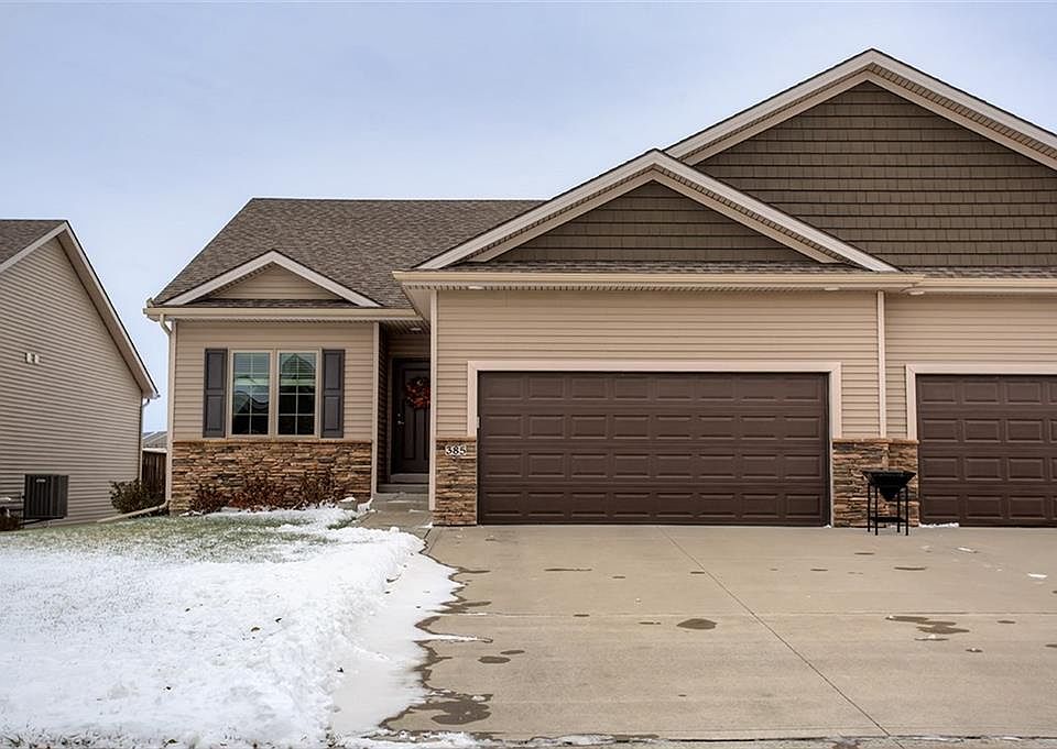 1st image of 385 NW Autumn Crest Dr
