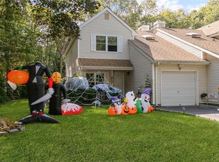 18 Lindsey Ct, Holtsville, NY 11742