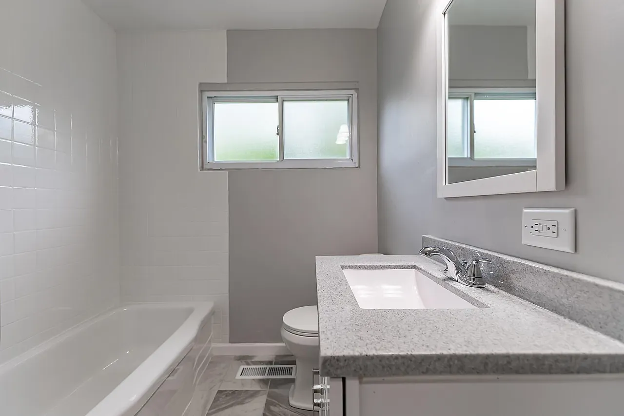 2 bed, 936 sqft, $1,950 — Photo 2