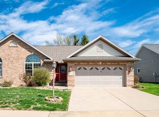 3725 W Eagle Point Dr, Peoria, IL 61615