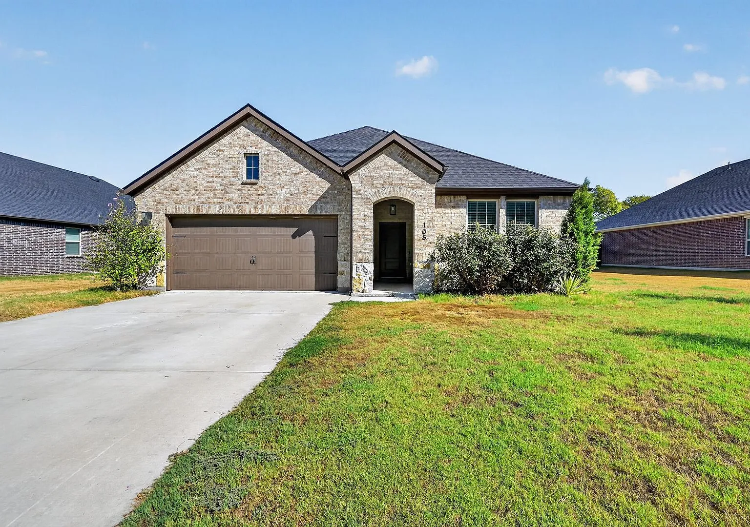 Charming and Modern 4 Bedroom, 2 Bathroom Home in Pilot Point TX!! — Photo 1