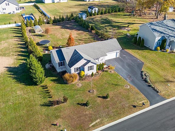 2nd image of 25 E Buck Point Rd