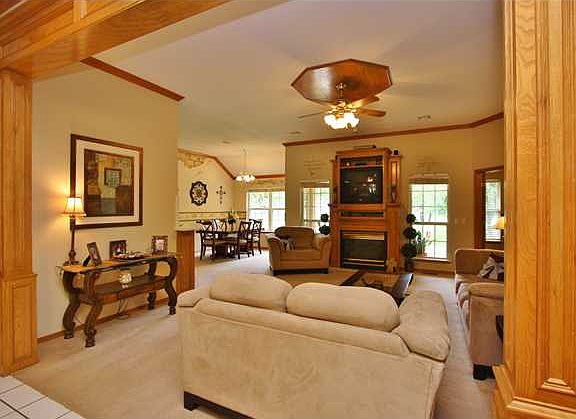 3rd image of 1720 E Pleasantview Ln