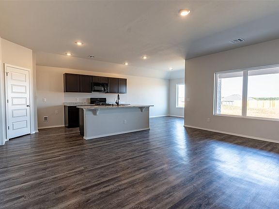 5th image of 2914 E Hilltop Ave