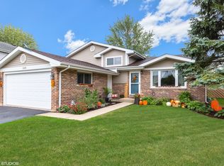 1077 N Cardinal Dr, Palatine, IL 60074