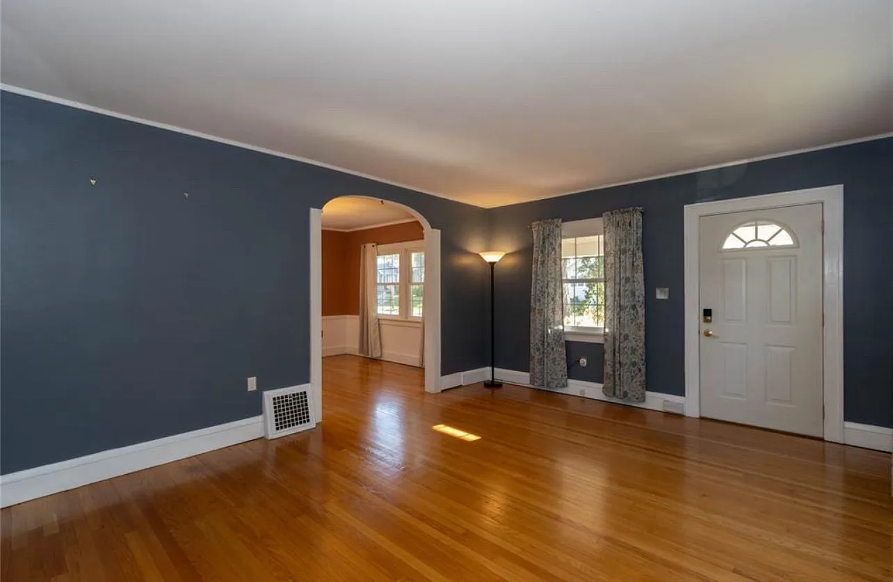 3 bed, 1955 sqft, $2,500 — Photo 2