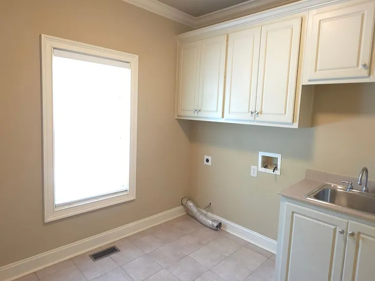 606 Lakeshore Ct — Photo 23