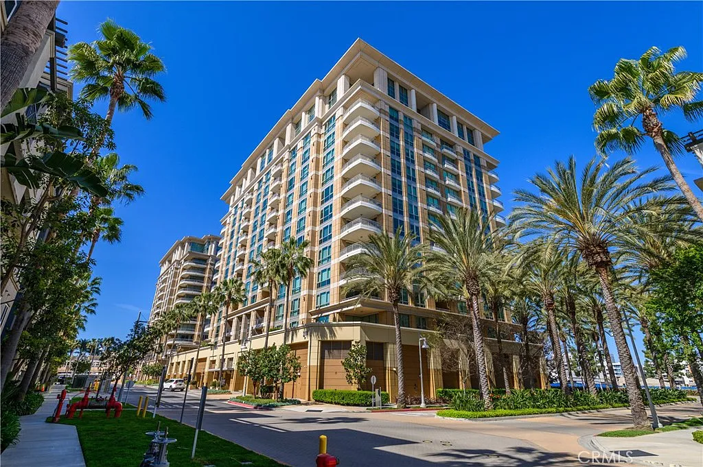 2 bed, 2.5 bath, 2377 sqft, $7,800 — Photo 3