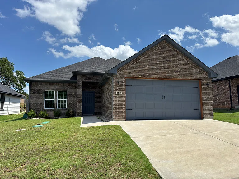 2213 Beverly Dr — Photo 1
