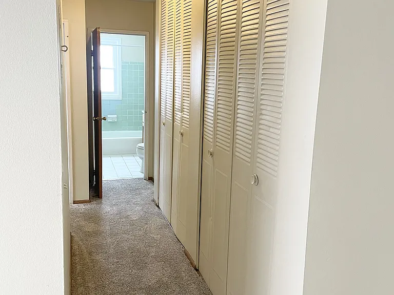 Oak Hills Apartments — Photo 23
