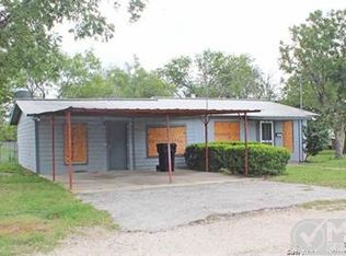 116 E Coker Ave, Devine, TX 78016