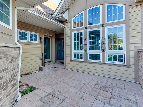3rd image of 3829 Gladstone Dr