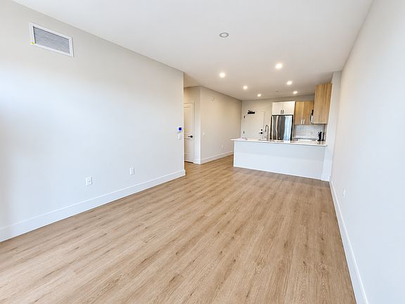 3rd image of 8 Hutt Ln #1B